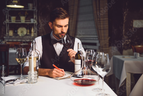 Photos man inhaling sort of wine