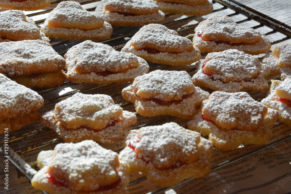 Weihnachtsplätzchen auf Metallrost Weihnachtsplätzchen auf Metallrost