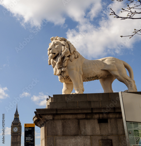 León y Big Ben al fondo en Londres
