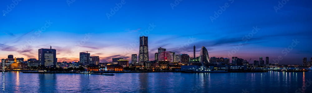 Fototapeta premium Szeroka panorama Yokohama Minato Mirai 21 nadmorskich obszarów miejskich w Japonii o zmierzchu
