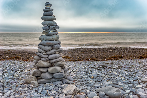 Steinpyramide am Strand