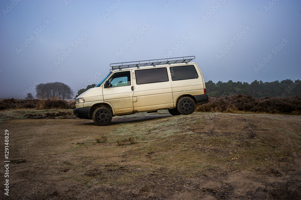 Allrad Van auf einem Hügel im Nationalpark De Hoge Veluwe