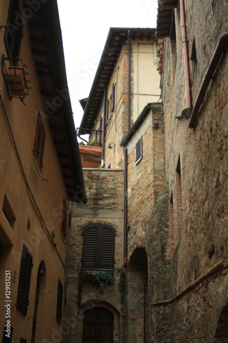 old houses in san gimignano
