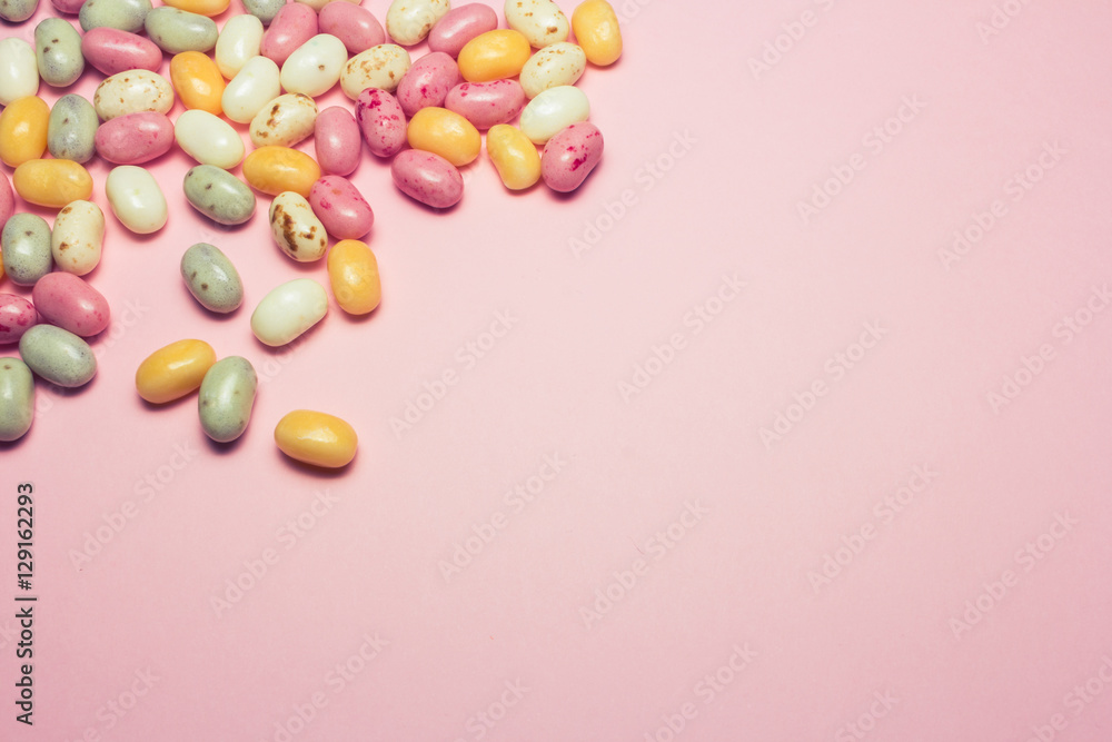 Obraz premium Jelly Beans auf rosa Untergrund mit Textfreiraum.