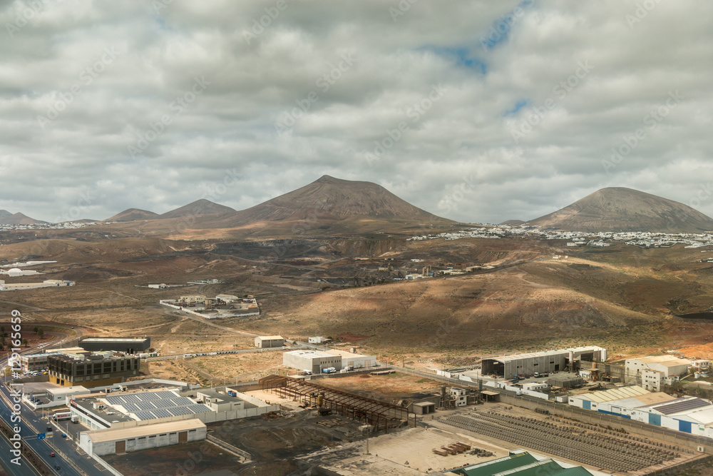 Fototapeta premium budynki przemysłowe w dolinie Lanzarote, zdjęcie lotnicze