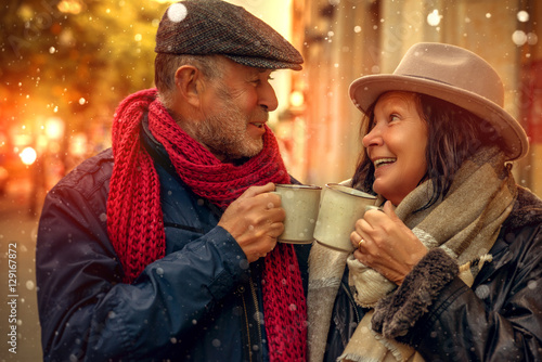 Senioren auf dem Weihnachtsmarkt