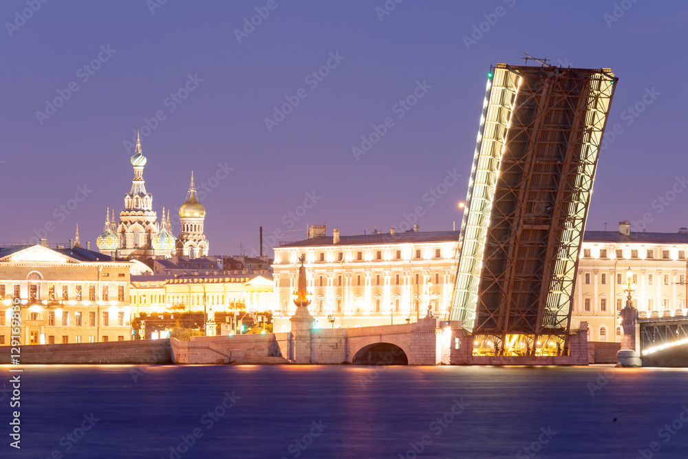 Drawn drawn Troitsky Bridge in St. Petersburg