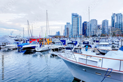 Fotografie Moored yachts and marina at Coal Harbour in Vancouver, Canada