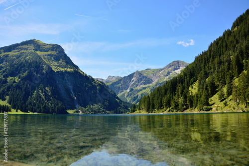 Blick auf den Vilsalpsee mit Spiegelung im österreichischen Teil der Allgäuer Alpen, Tannheim, Österreich