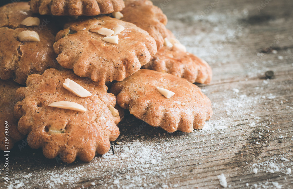 Lebkuchen Plätzchen und Staubzucker auf rustikalem Holz Lebkuchen Plätzchen und Staubzucker auf rustikalem Holz
