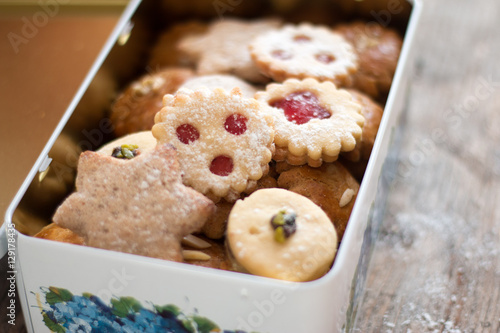 Billede på lærred Blechdose mit Weihnachtsplätzchen und Lebkuchen, auf rustikalem Holz