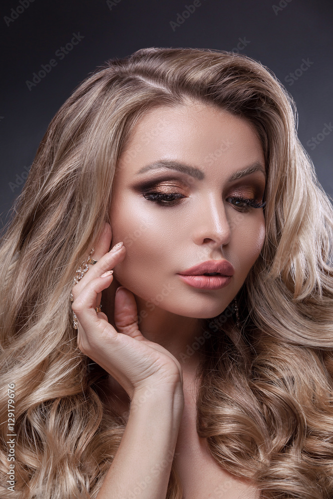 Fototapeta premium Beauty woman with beautiful make-up color .