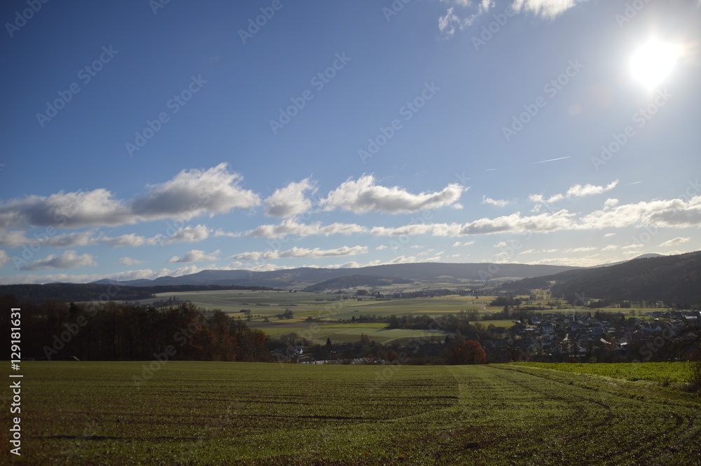 Fototapeta premium Blick ins Tal mit Herbstsonne