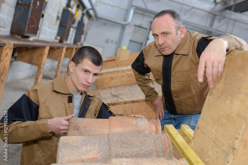Foto trainee roofer learning how to tile a roof properly