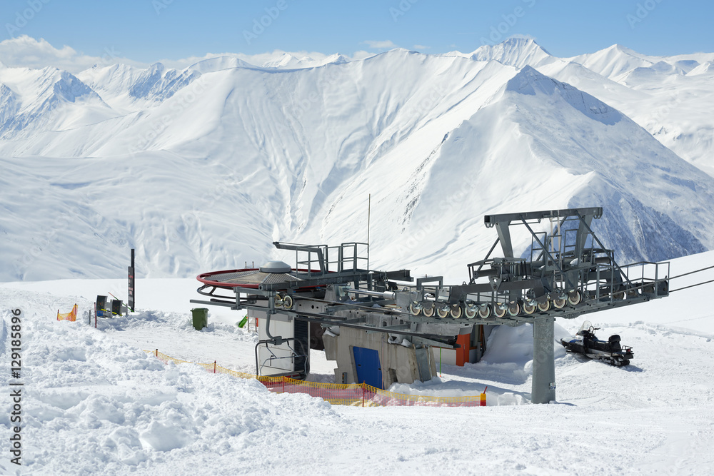 Obraz premium construction of ski lift mechanism in the mountains