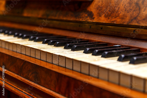клавиши старого пианино