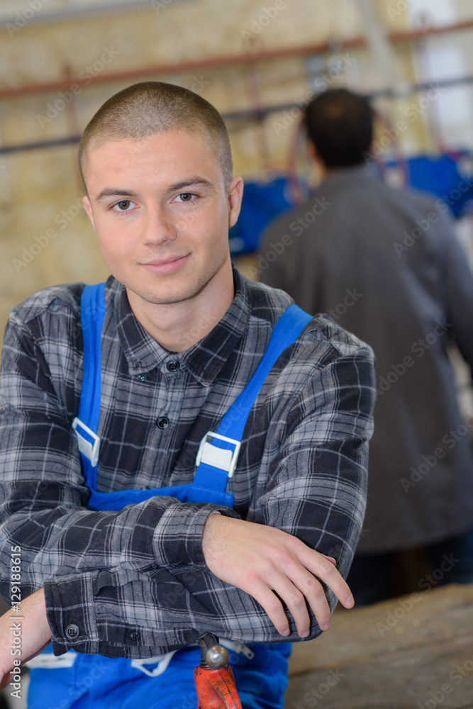 Obraz premium positive young garage worker