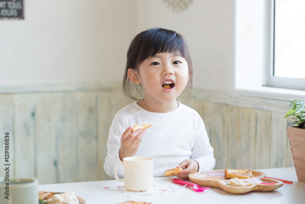 食事をする子ども 食事をする子ども