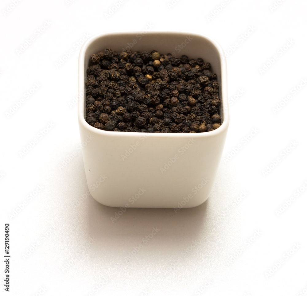 Schwarze Pfefferkörner - Schwarzer Pfeffer in weisser Schale Schwarze Pfefferkörner - Schwarzer Pfeffer in weisser Schale