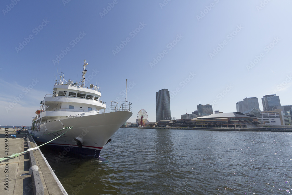 Naklejka premium 神戸港（MOSAICを望む、寄り、横位置、上空け）