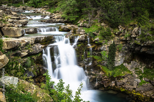 Fototapeta Naklejka Na Ścianę i Meble -  Gradas de Soaso. Waterfall in the spanish national park Ordesa 