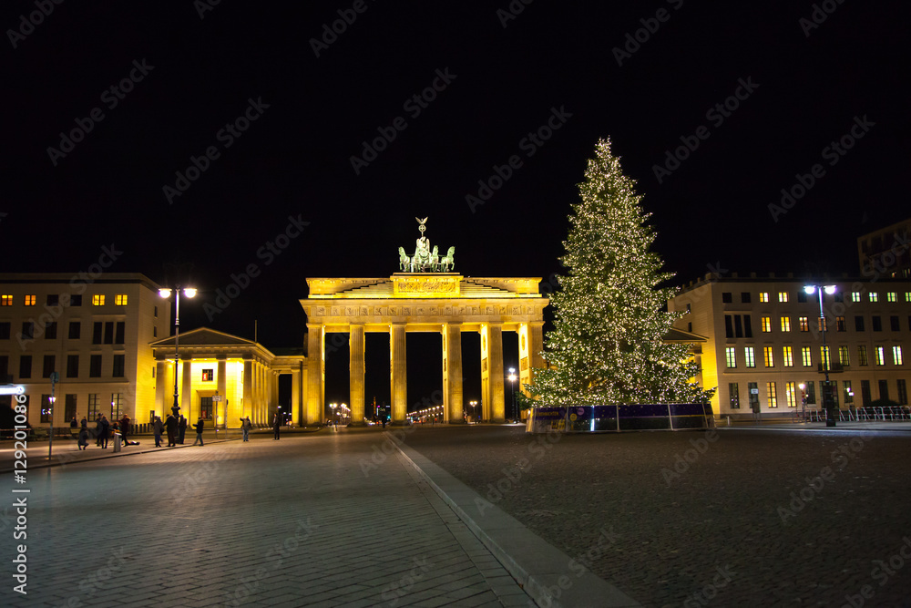 Obraz premium Brandenburger Tor mit Pariser Platz in Weihnachtsstimmung neben