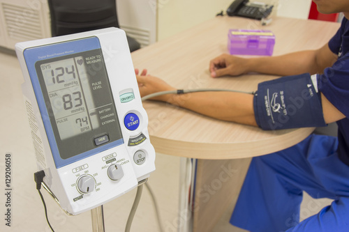 blood pressure monitor show systolic diastolic and pulse and pat