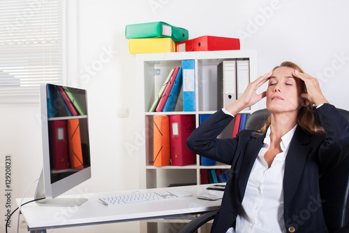 Cuadro en lienzo femme au travail qui se masse les tempes