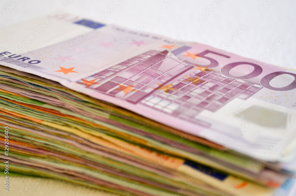 Bargeld, Geldscheine für Investition, Darlehen oder Geldanlage mit Negativzinsen Bargeld, Geldscheine für Investition, Darlehen oder Geldanlage mit Negativzinsen