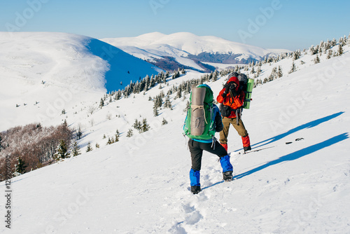 Man tourist with a backpack takes the photo on his camera girl o