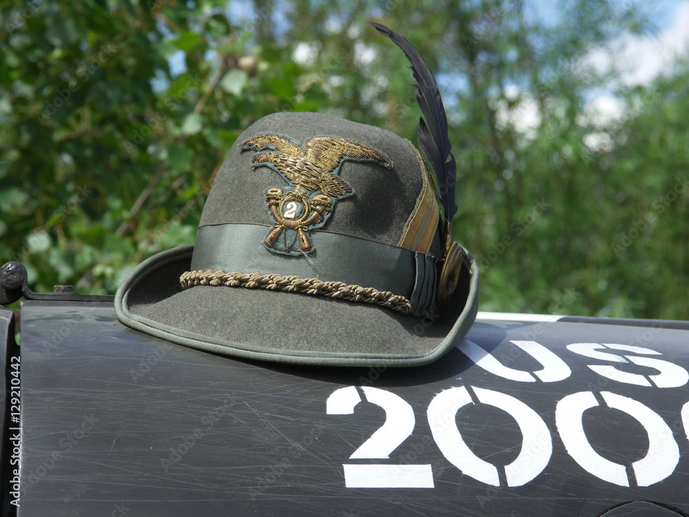 cappello da Alpino su Jeep militare Stock Photo | Adobe Stock