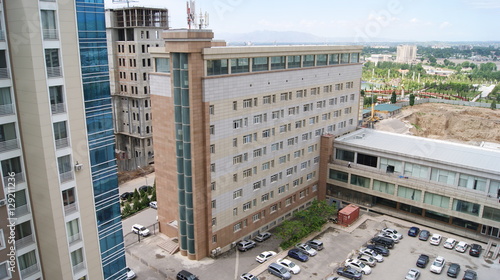 Вид из окна на строящиеся здания.