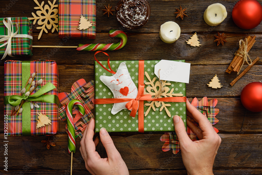 Obraz premium Give present box, decoration of gift on wooden table