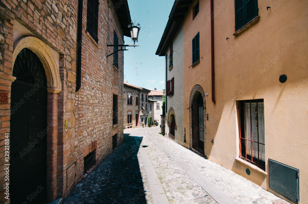 Borgo italiano strada e case Castellarquato 