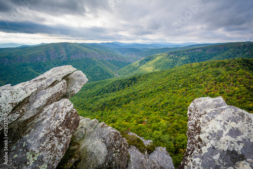 View of the Linville Gorge from Hawksbill Mountain, in Pisgah Na © jonbilous