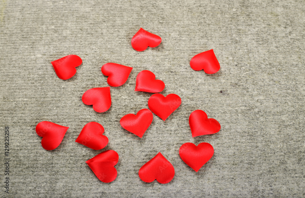Obraz premium Red hearts on a gray background