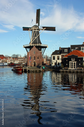 Quais et moulin à vent à Haarlem, Pays-Bas