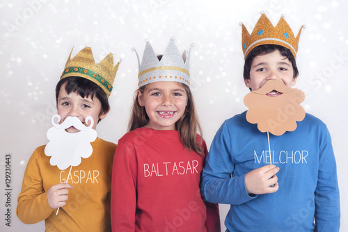 niños disfrazados de Reyes Magos photo