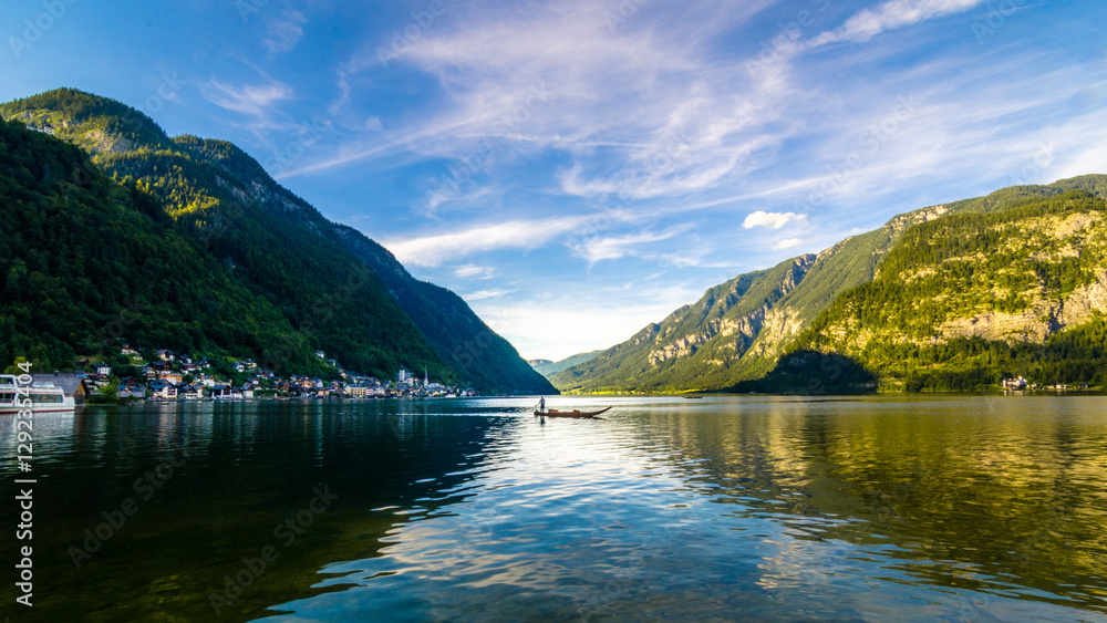 Lago tra le montagne in Austria