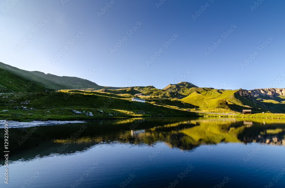 Lago in alta montagna presso il Grossglockner in Austria