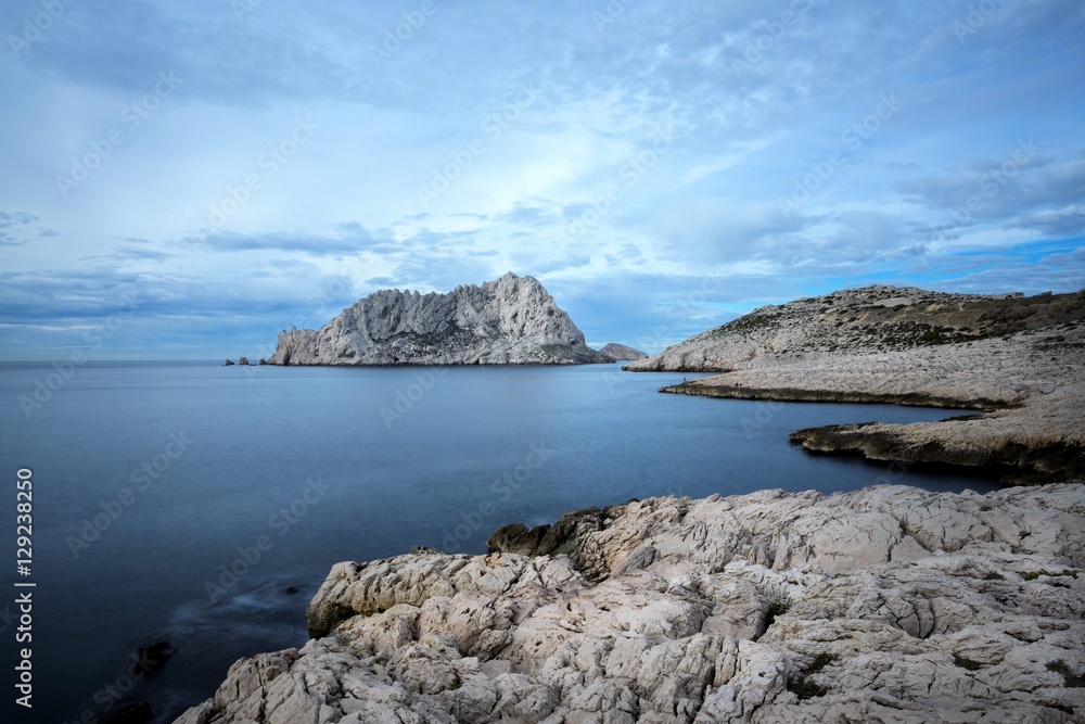 paysage des côtes méditerranéennes au lever du jour avec une île au large