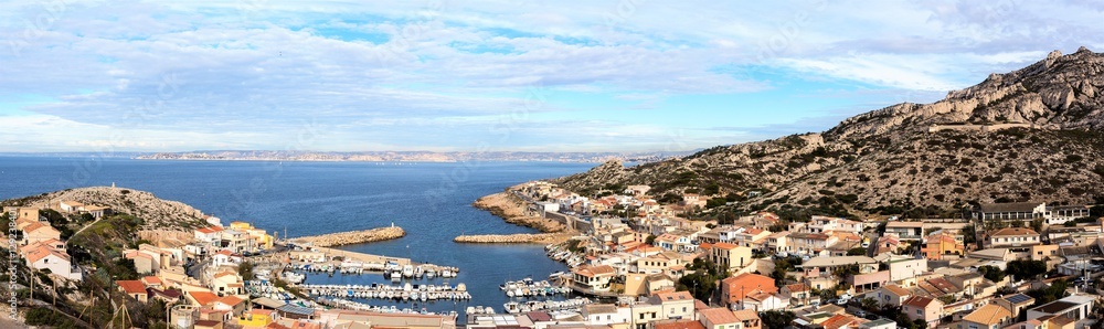 paysage panoramique méditerranéen , le port des goudes près de Marseille