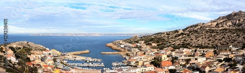 Fototapeta Naklejka Na Ścianę i Meble -  paysage panoramique méditerranéen , le port des goudes près de Marseille