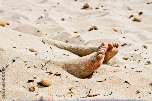 Fotografi corpse in the sand