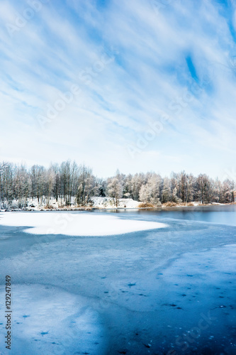 Zima śnieg. Jezioro zimową porą © jacekstagun