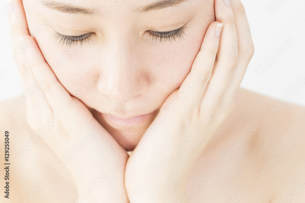 ビューティ　イメージ　すっぴん　裸　女性　下をむく　白バック