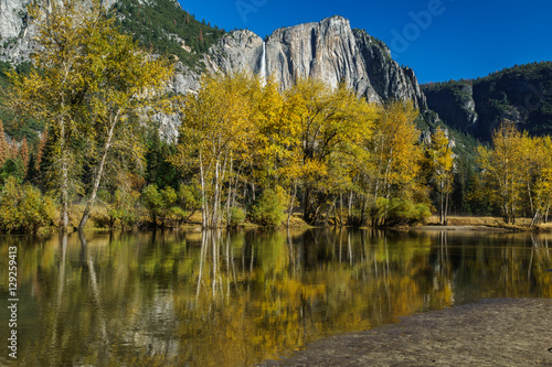 Fototapeta Naklejka Na Ścianę i Meble -  Fall colors and flowing water at Yosemite in October