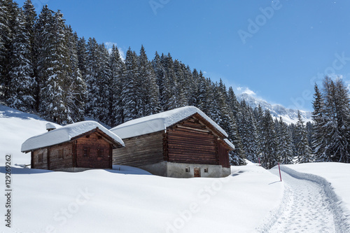 Scheune mit Hütte im Winter © Kara