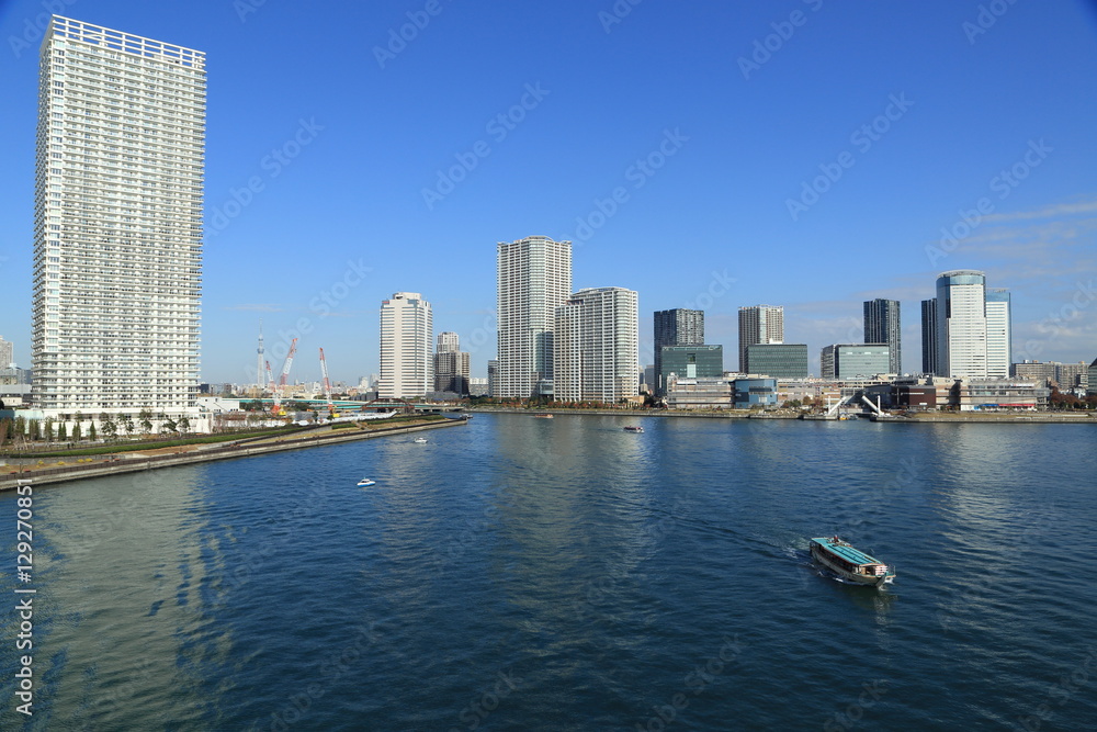 Fototapeta premium ウォーターフロントに林立するタワーマンション群