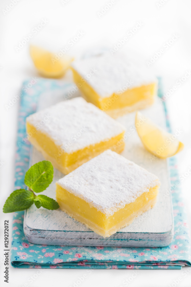  freshly baked lemon bars